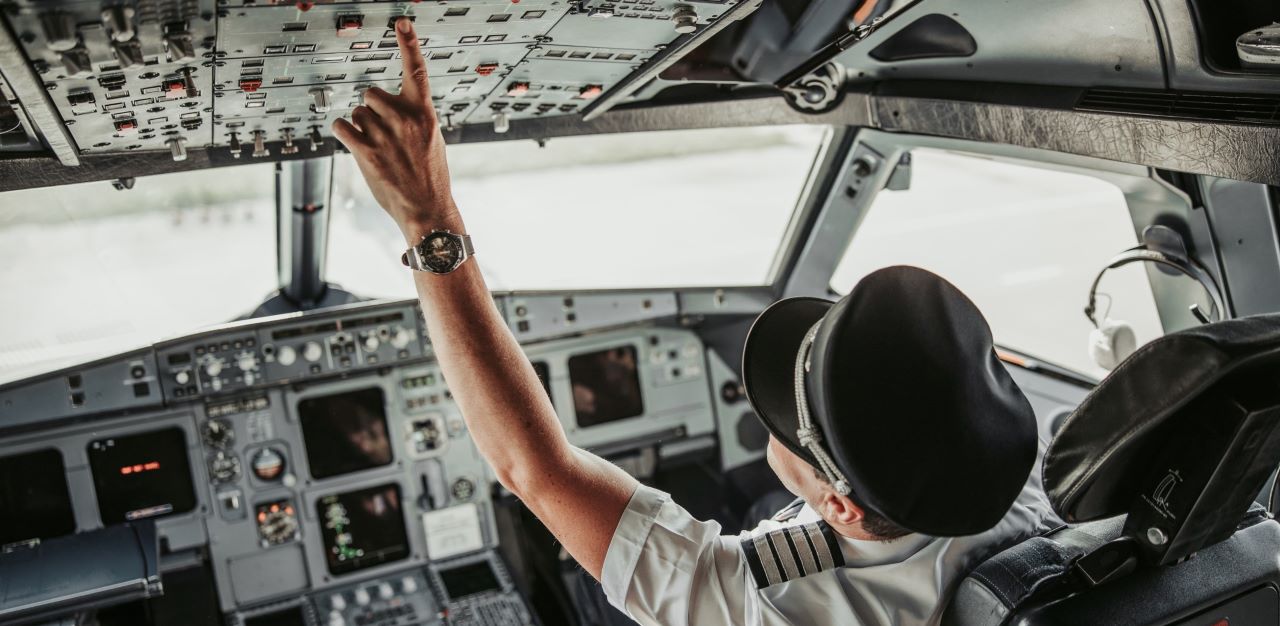 Ile zarabiają piloci WizzAir Jaką pensję może uzyskać pilot samolotu cywilnego
