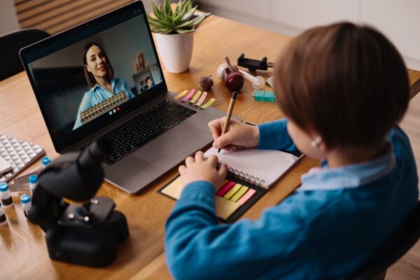 Nauka online dla dzieci i dorosłych w ocenie Polaków