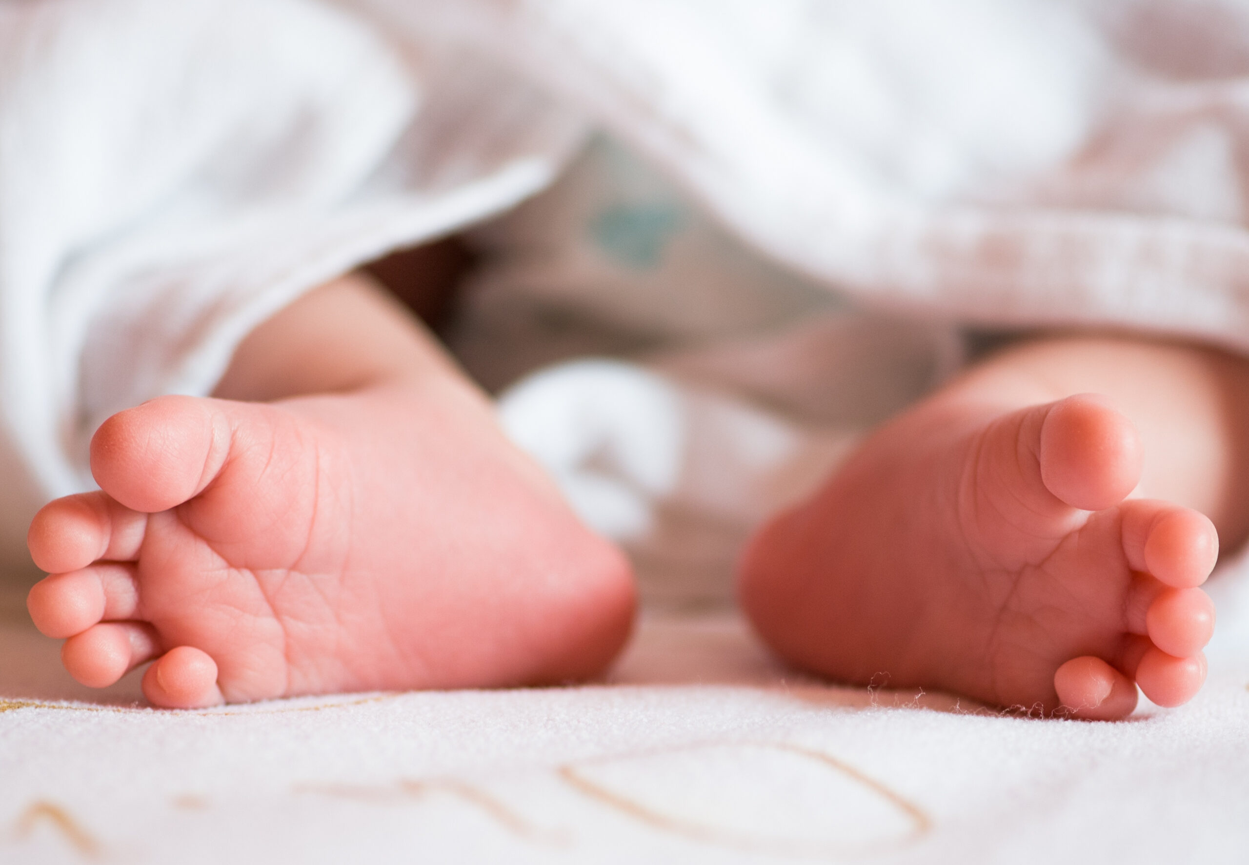 К чему снится ноги ребенка. Новорожденные ножки. Ножки новорожденного ребенка в роддоме. Пяточки новорожденного. Пяточки новорожденного в роддоме.