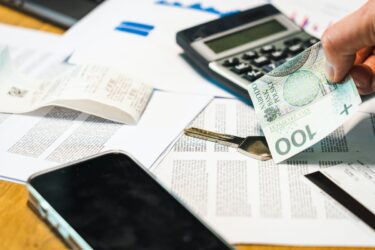 Podatek od darowizny - kiedy trzeba go zapłacić i ile wynosi podatek od spadków i darowizn