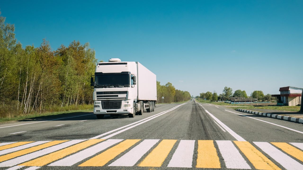 Samochód ciężarowy na drodze: Eurowinieta - co to jest Gdzie obowiązują eurowiniety