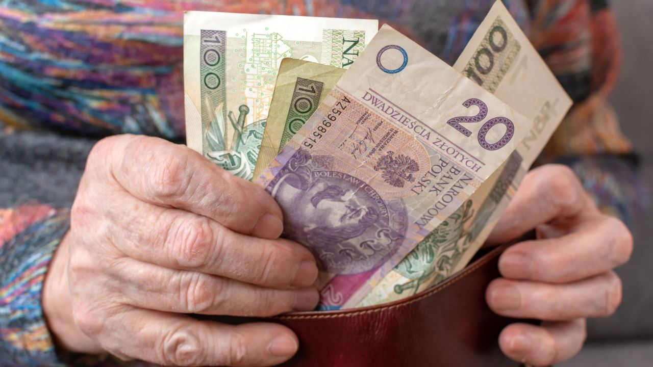 Emerytka trzymająca pieniądze: Mam 60 lat i 10 lat pracy - czy dostanę emeryturę Jaka będzie kwota emerytury