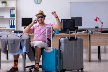 Pracownik gotowy na urlop: wczasy pod gruszą