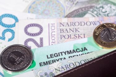 Pieniądze i legitymacja emeryta: Dodatek pielęgnacyjny - co to za świadczenie Komu należy się dodatek pielęgnacyjny i ile wynosi