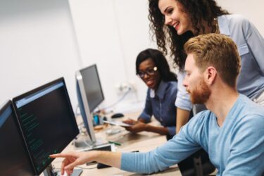 Ludzie w dziale IT: Outsourcing - co to jest Na czym polega outsourcing i jakie są jego rodzaje