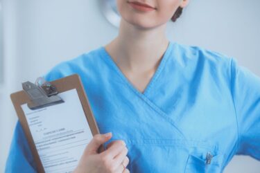 Podanie o pracę pielęgniarka - kiedy złożyć i jak napisać Co powinien zawierać wzór takiego podania