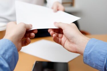 Referencje dla pracownika - czym są Jak napisać referencje dla pracownika i co powinny zawierać
