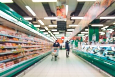 Kolejna duża sieć hipermarketów planuje zwolnienia grupowe – jak będą wyglądać