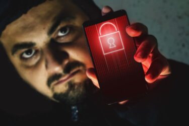 Uwaga na cyfrowe podróbki dowodów osobistych – jak się chronić przed oszustami