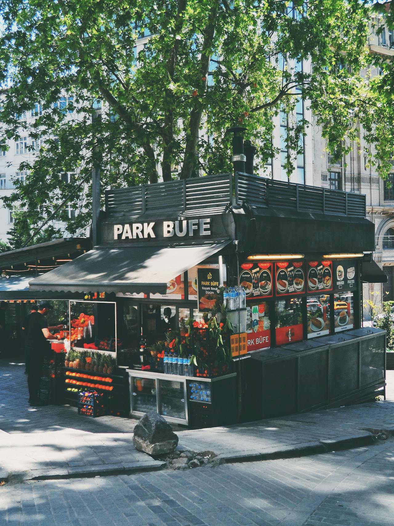 Kupiec – kim jest? Jak nim zostać, ile można zarobić i czym się ...