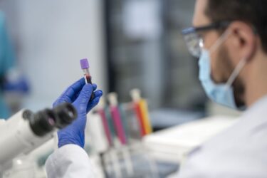 lekarz-prowadzacy-badania-medyczne-w-laboratorium