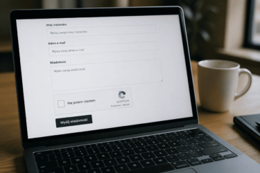CAPTCHA w formularzu wyświetlonym na ekranie laptopa