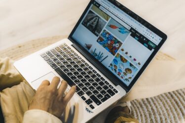 Freelancer pracuje na laptopie