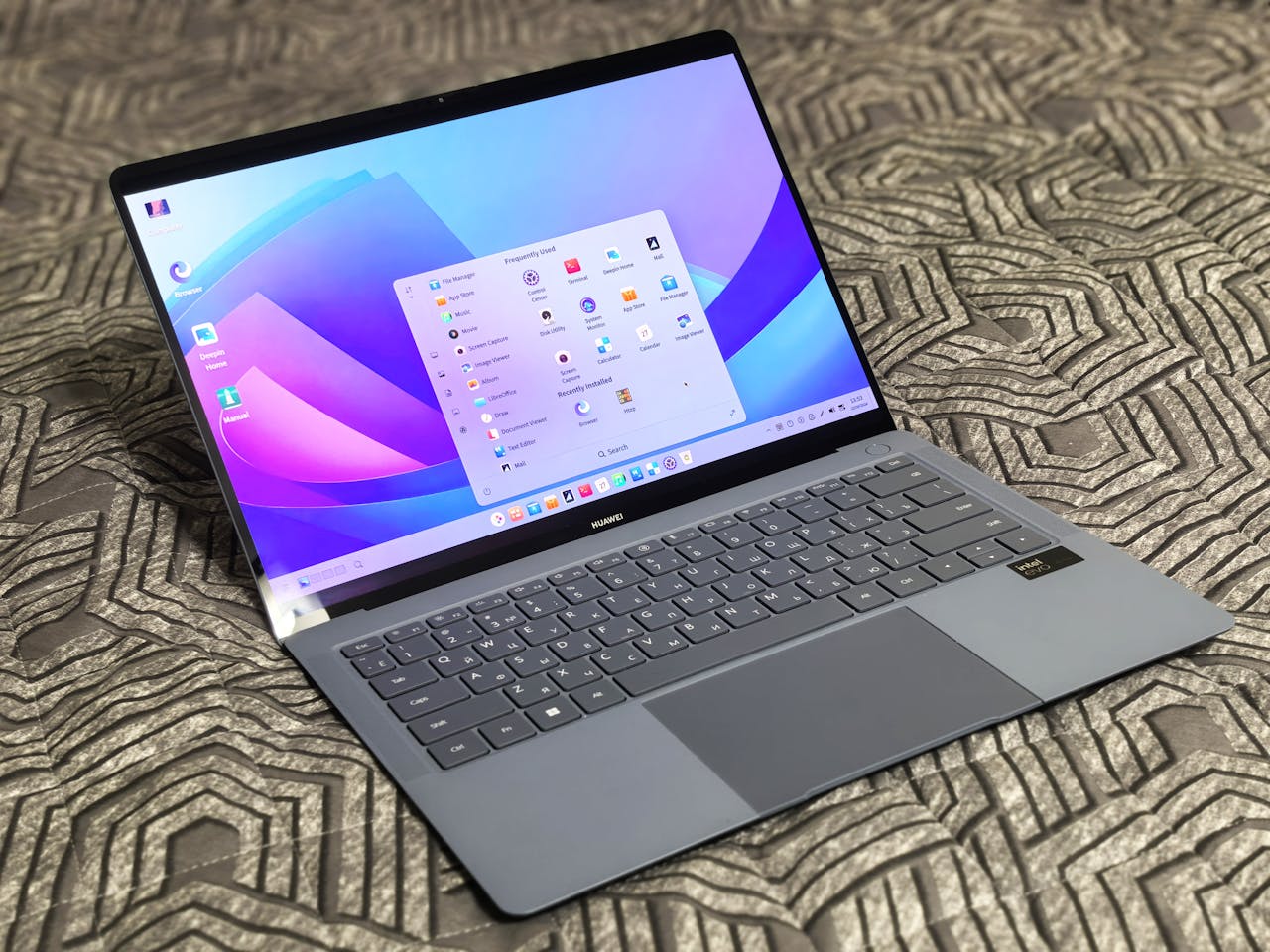 Włączony laptop na którym można usunąć historię wyszukiwania Google