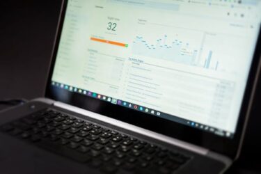 Narzędzia SEO wyświetlone na ekranie laptopa