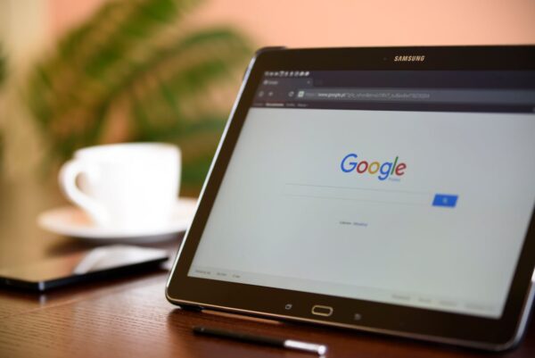Czarny tablet na stole w biurze, z włączoną przeglądarką Google - zdjęcie ilustracyjne