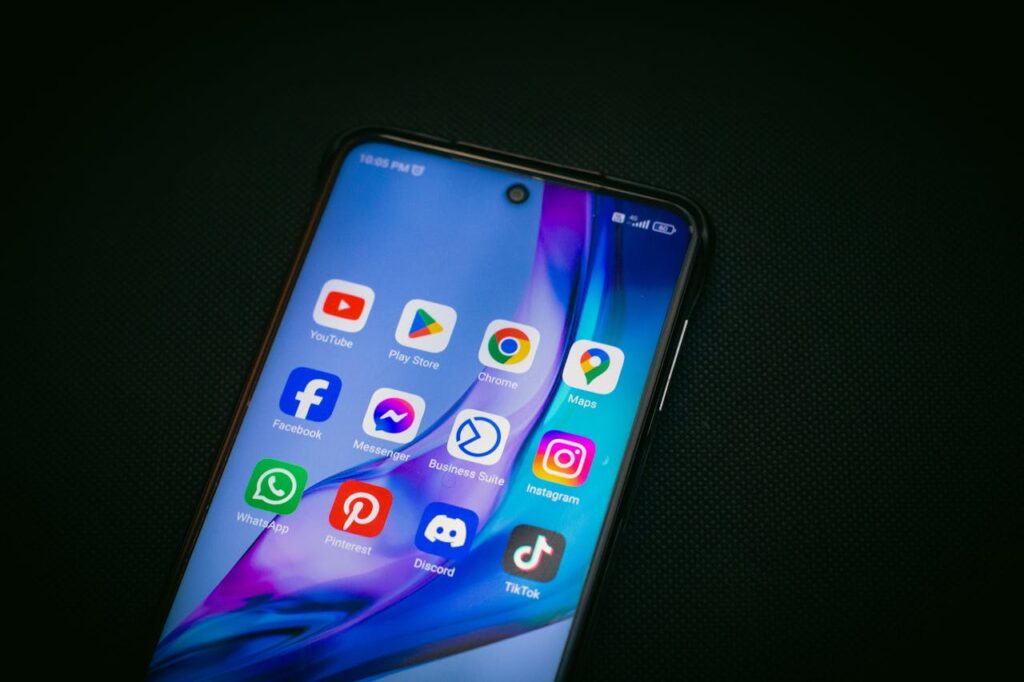 Telefon wyświetlający ikony topowych serwisów społecznościowych z rankingu TOP 30