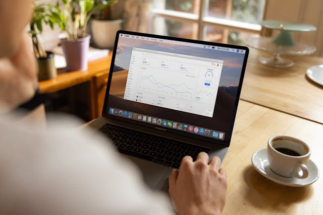Specjalista ds. SEO analizuje dane dostarczone przez Google Search Console