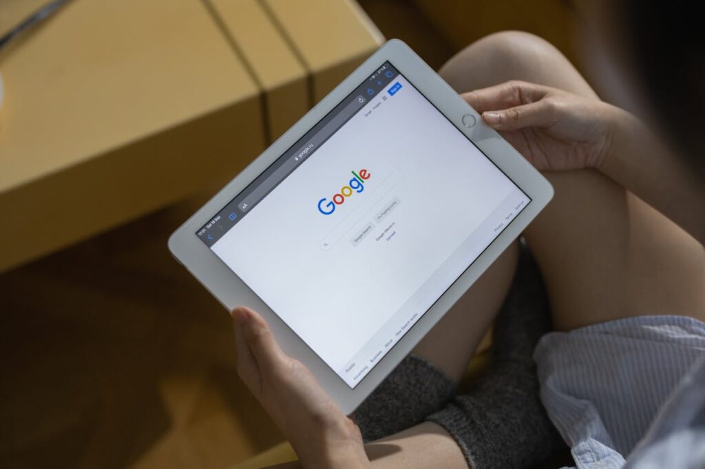 Osoba przegląda tablet zastanawiając się, jaki adres URL wpisać w przeglądarkę