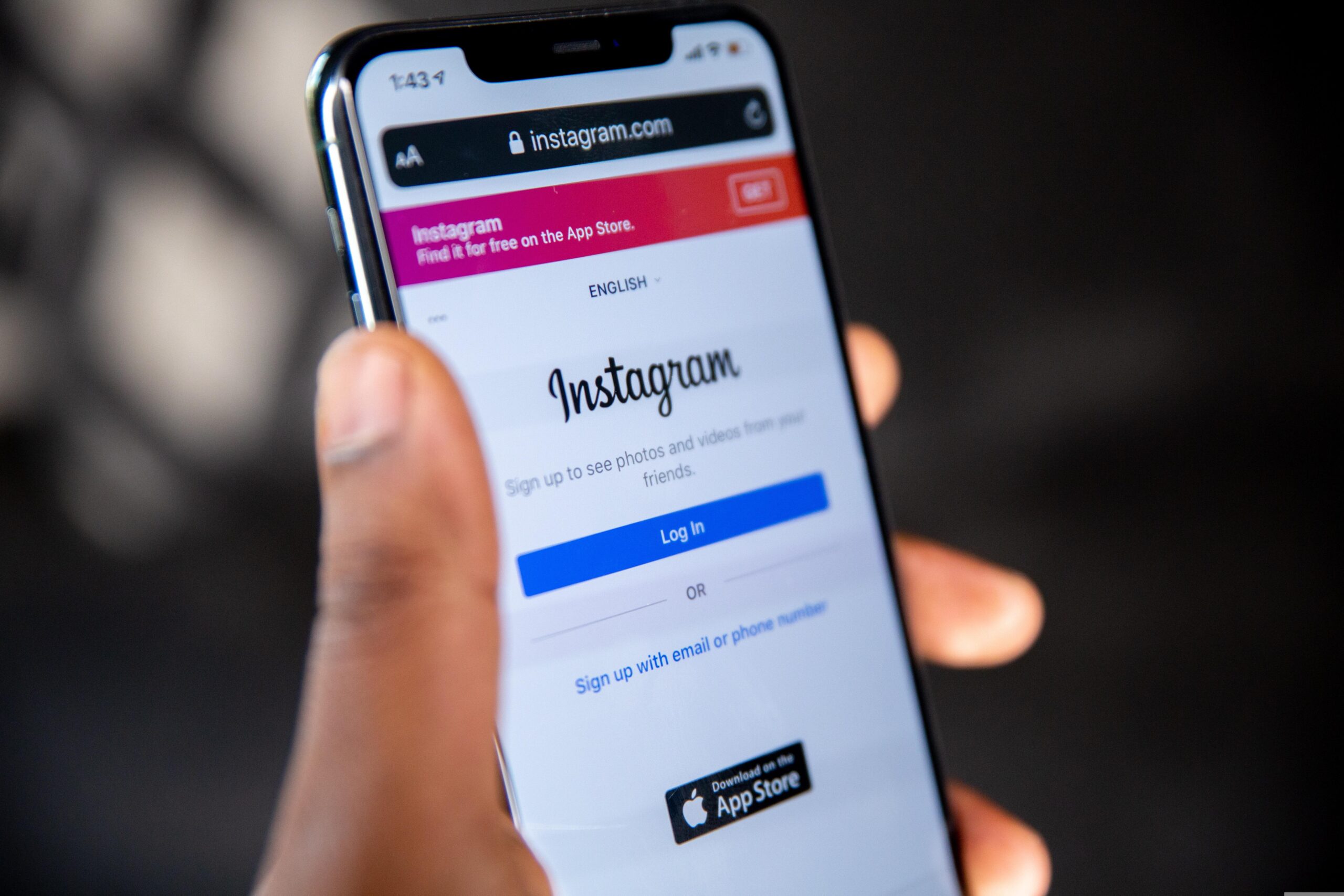 Mężczyzna chce zalogować się do aplikacji Instagrama
