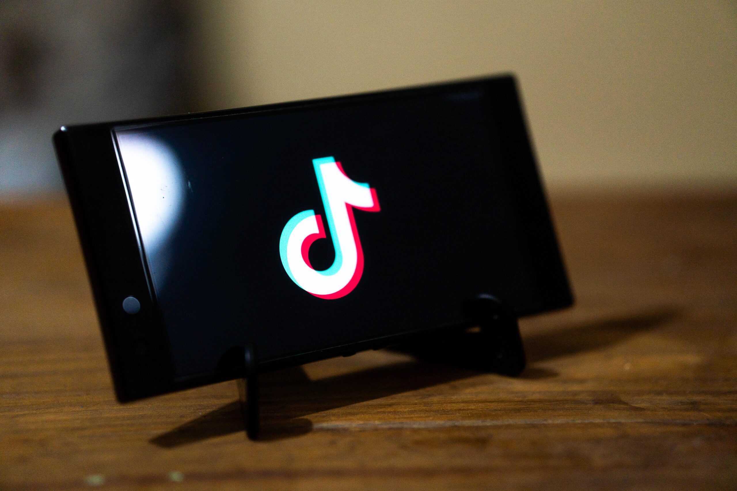 Na zdjęciu znajduje się aplikacja TikTok
