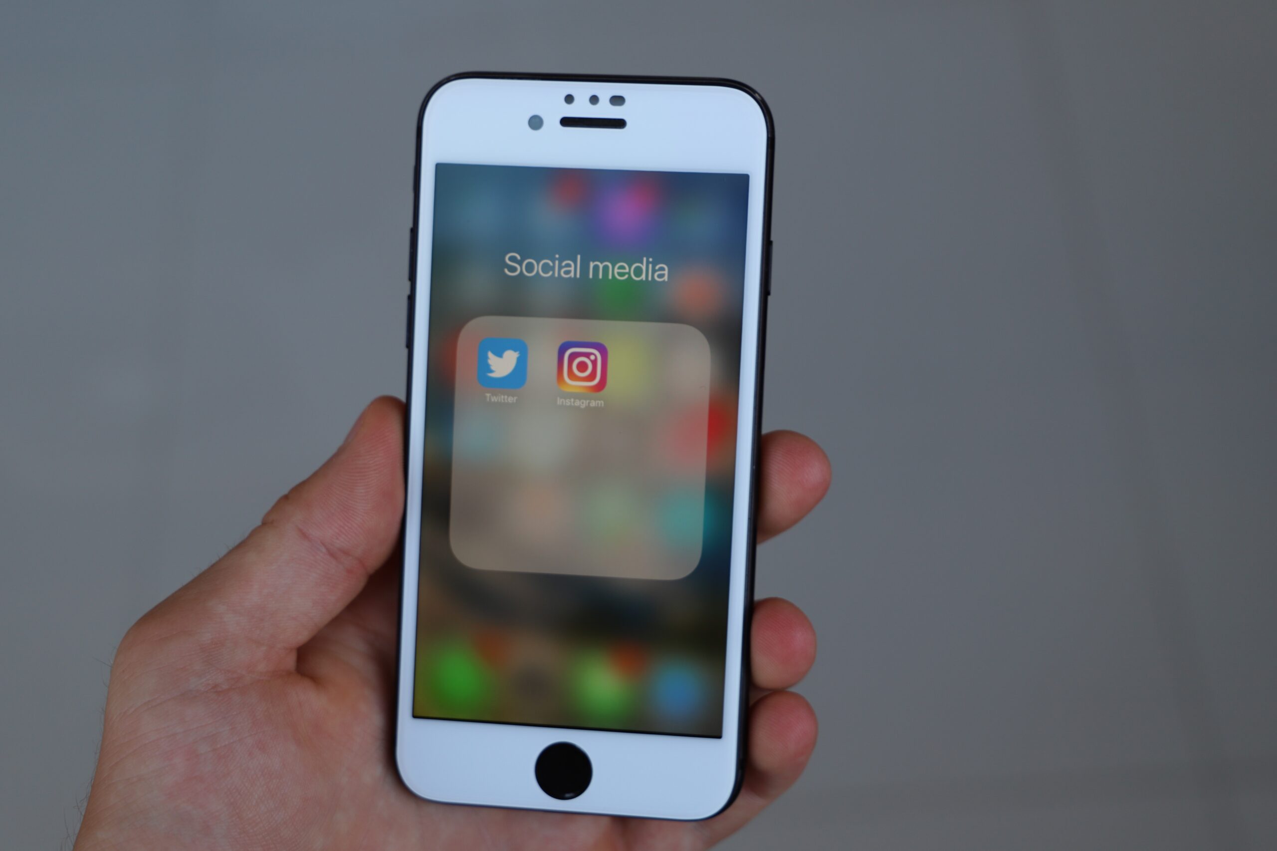 Na zdjęciu znajdują się aplikacje, z których korzysta się w social media marketingu ta się w s