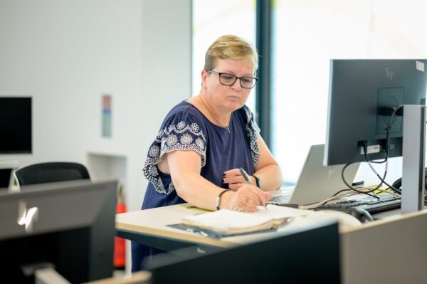 księgowa korzystająca z enova365