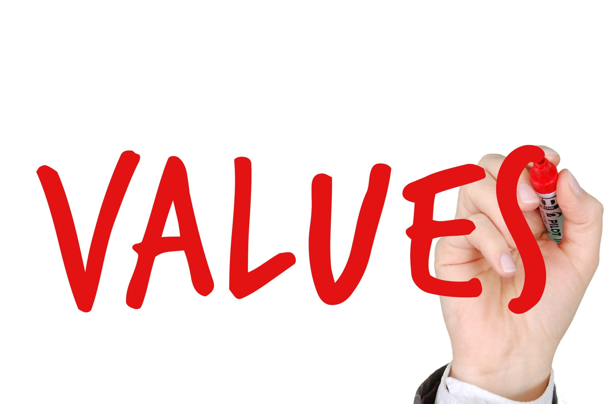 Na zdjęciu mężczyzna zapisuje słowo values