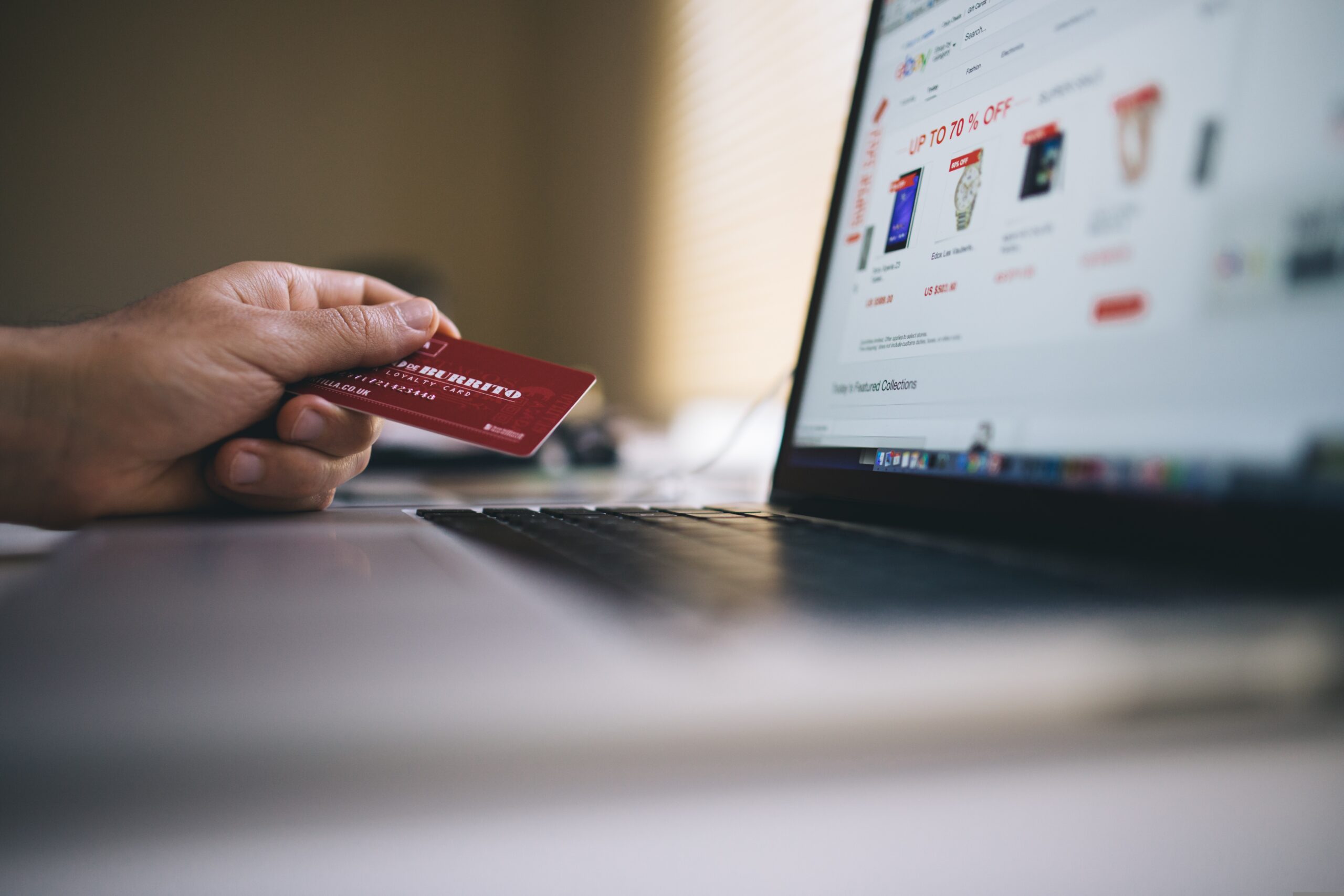Na zdjęciu mężczyzna prezentuje swoje działania w branży e commerce