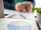 Dokument na biurku z wykresem - benchmarking