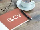 wzory cv - dokument z napisem cv położony na blacie obok kawy