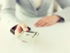 Dyspersja płat - osoba trzymająca w dłoni banknoty, przekazująca je komuś