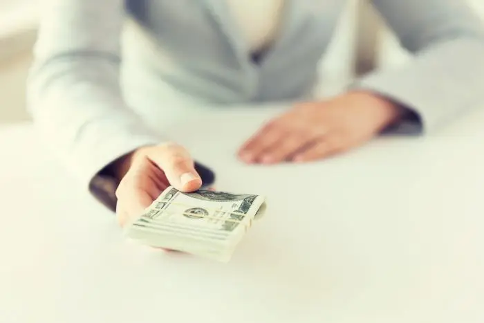 Dyspersja płat - osoba trzymająca w dłoni banknoty, przekazująca je komuś