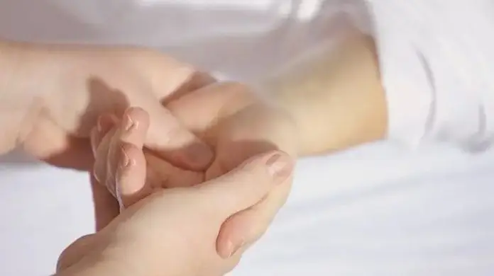 Ile zarabia fizjoterapeuta - masaż dłoni