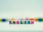 Angielskie słowo z koralików, ułożony napis english - CV po angielsku