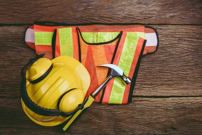 Zasady BHP - kask, młotek i odzież robocza