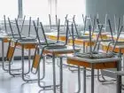 Absencja pracownicza - puste biurka i krzesła