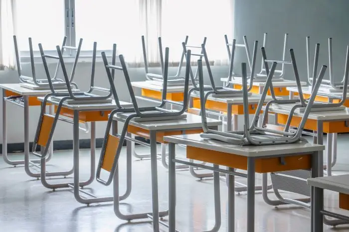 Absencja pracownicza - puste biurka i krzesła