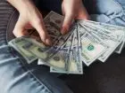 plik banknotów w dłoniach