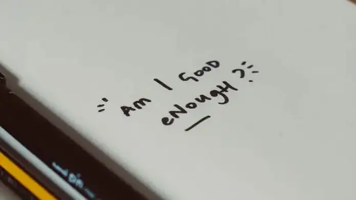 Analiza SWOT - kartka z napisem "Am I good enough"