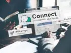 Mężczyzna przed komputerem, na ekranie napis connect