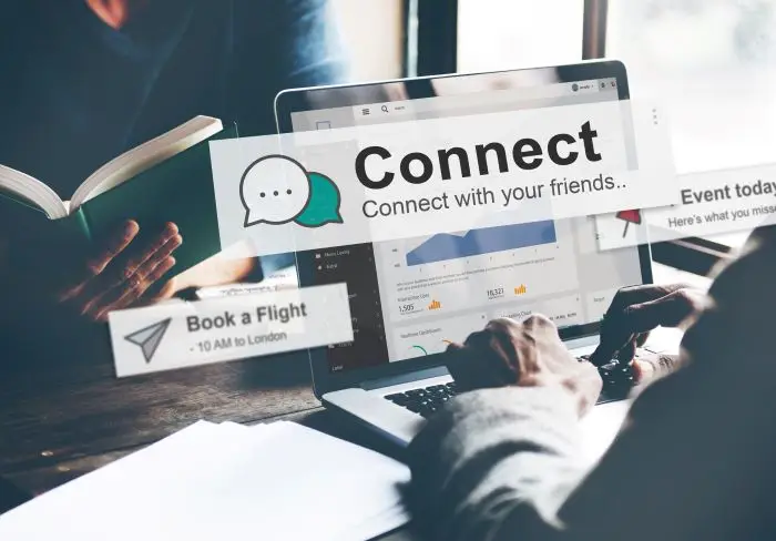 Mężczyzna przed komputerem, na ekranie napis connect