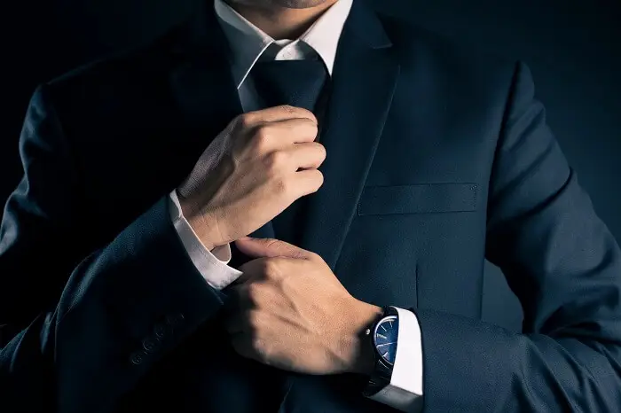 Dress code - mężczyzna ubrany zgodnie z dress code black tie