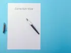 Pusty dokument CV na niebieskim tle
