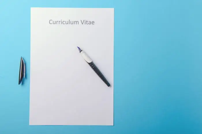 Pusty dokument CV na niebieskim tle