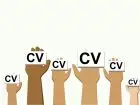 Dłonie ludzkie uniesione do góry z kartkami z napisem "CV"