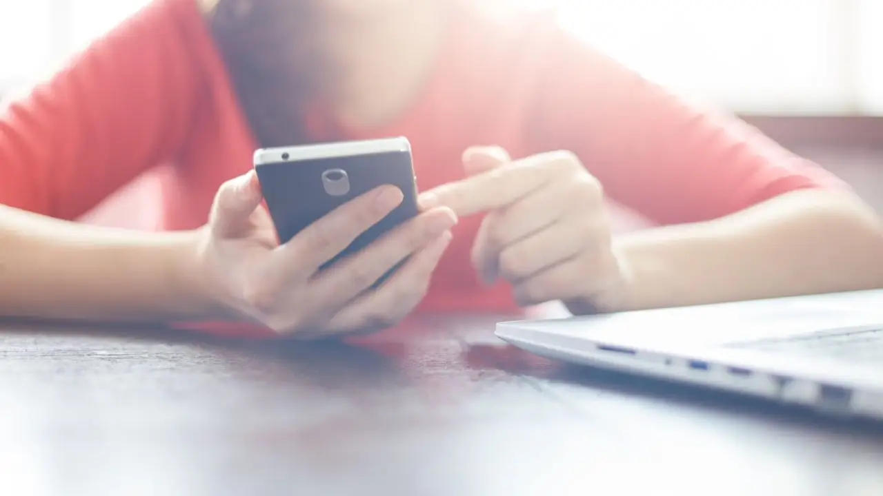Jak zapytać o wynik rekrutacji - kobieta używająca telefonu