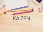 Napis kaizen na tle blatu i notatnika