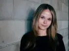 dziewczyna pozująca do zdjęcia