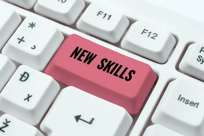 Kompetencje miękkie i twarde - klawisz na klawiaturze z napisem "new skills"